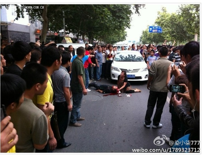 Ông Lý Kiến Lợi bị người biểu tình đánh bất tỉnh nằm trên vũng máu